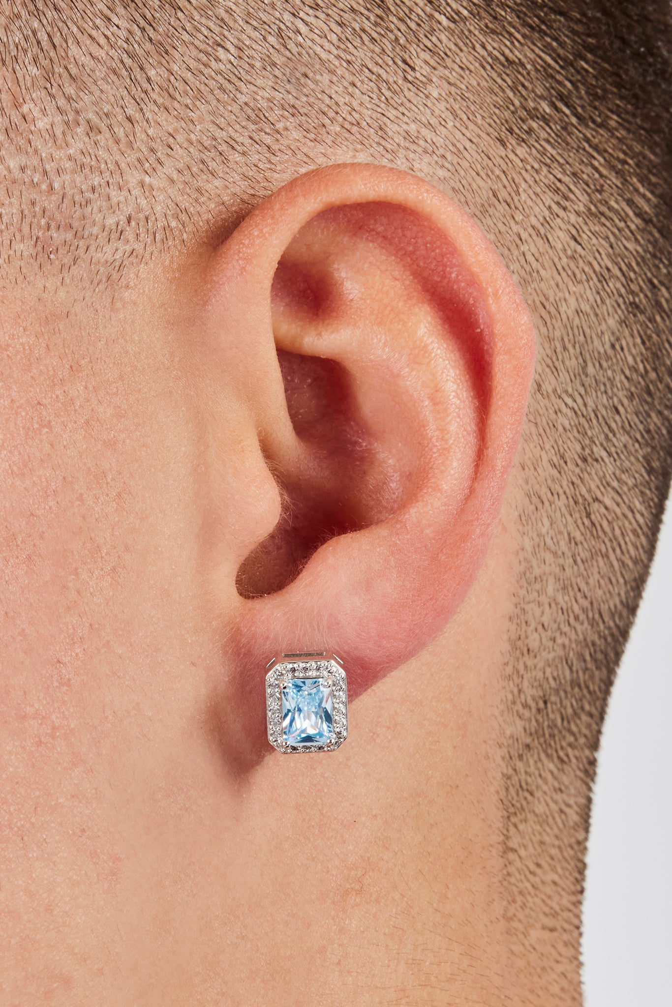 Ohrstecker mit eisblauem Edelstein – 10 mm